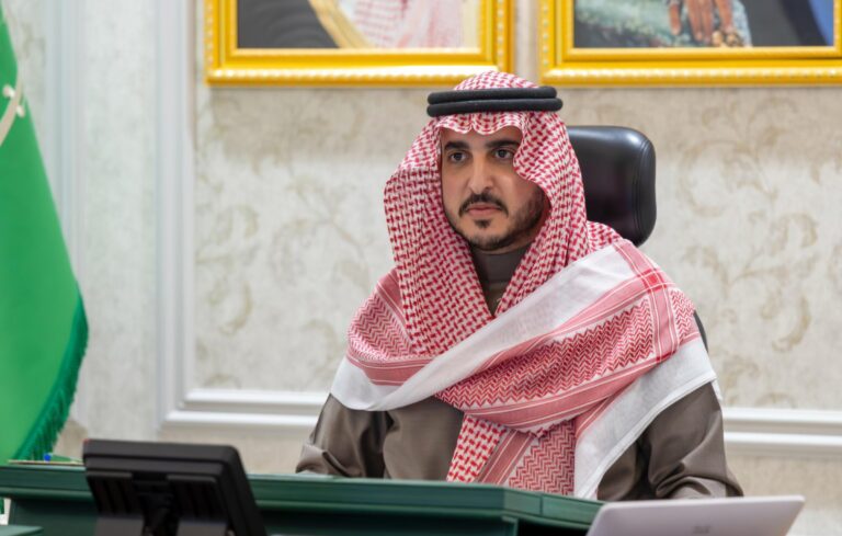 أمير الجوف يعقد اجتماعًا مع اللجنة الوطنية لمنتجي الدواجن