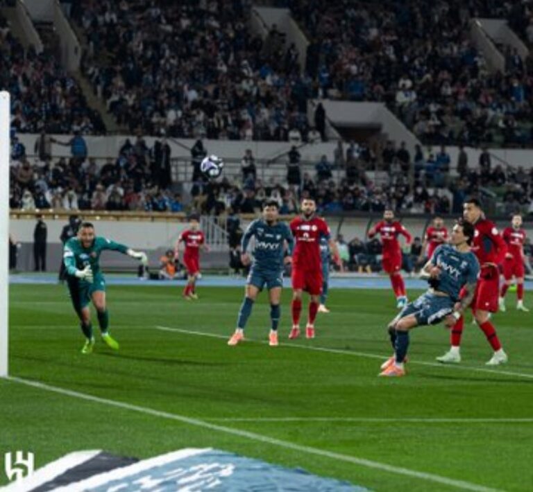 الهلال يتصدر دوري روشن بفوزه على ضمك