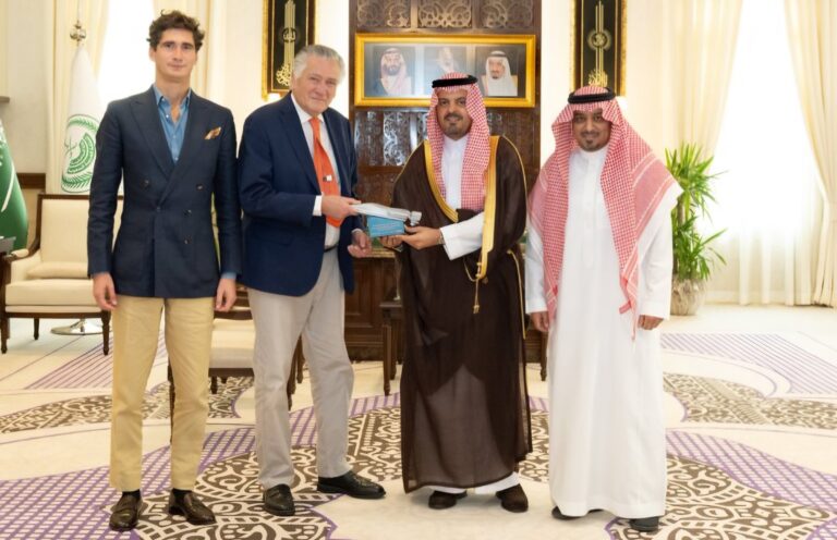 سمو نائب أمير منطقة مكة المكرمة يستقبل وفد بطولة العالم لسباقات الزوارق السريعة