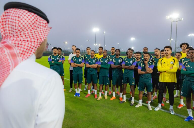 وزير الرياضة يشهد تدريبات الأخضر تحت 23 عاماً قبل مواجهة الأردن في كأس آسيا