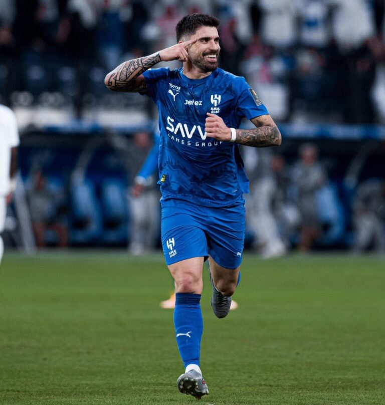 الهلال يفوز على النصر ويعزز صدارته للدوري السعودي