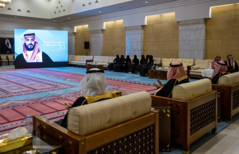 سمو أمير منطقة الرياض يُسلِّم وثائق تملّك الوحدات السكنية