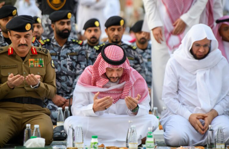 سمو نائب أمير منطقة المدينة المنورة يشارك رجال الأمن إفطارهم في ساحة المسجد النبوي