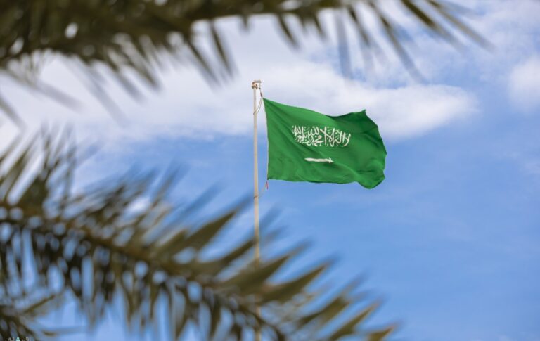 السعودية تدين الهجمات الإيرانية وتؤكد حقها في الرد