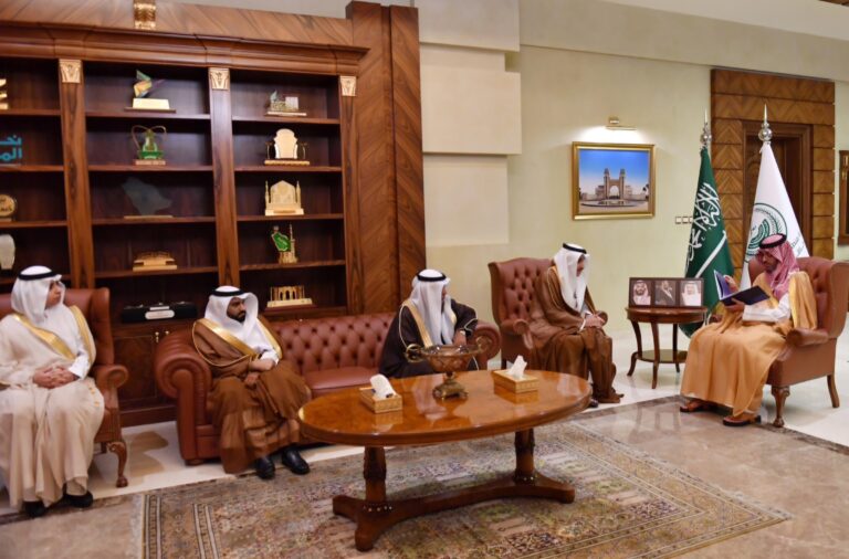 محافظ جدة سمو الأمير سعود بن جلوي يستقبل رئيس جمعية سقيا الماء