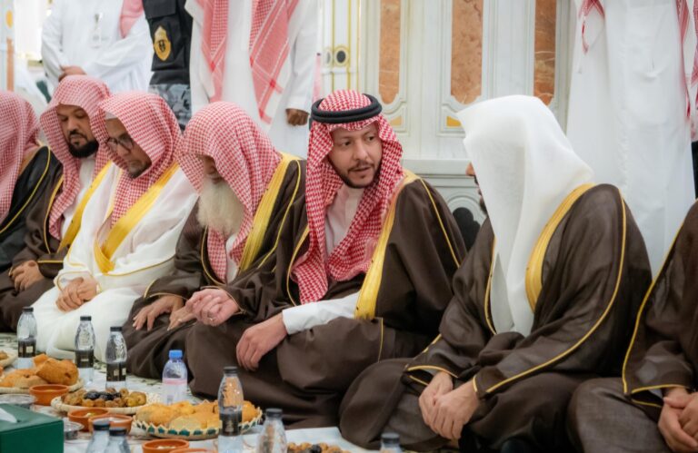 سمو نائب أمير المدينة المنورة يزور المسجد النبوي ويؤدي الصلاة في الروضة الشريفة